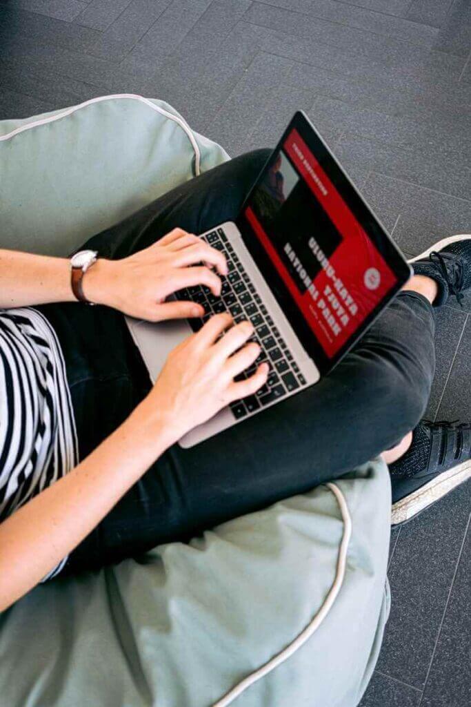 Persona utilizando laptop para crear una pagina web