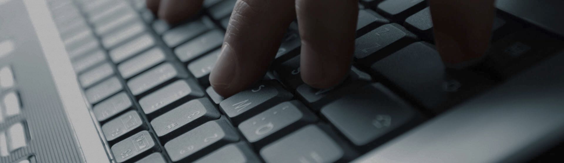 Captura donde se puede apreciar las manos de una persona introduciendo palabras usando el teclado del computador