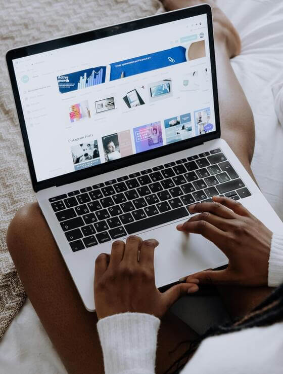 Persona diseñando un sitio web en una laptop